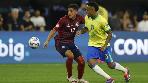 Éder Militão, zagueiron do Brasil, em jogo contra a Costa Rica. Foto: Buda Mendes/Getty Images.