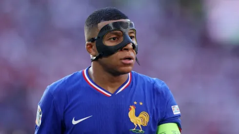 Camisa 7 atuou com máscara após lesão. Dean Mouhtaropoulos/Getty Images.