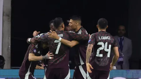 Los jugadores mexicanos celebran un gol contra Jamaica. (Foto de Carmen Mandato/Getty Images)