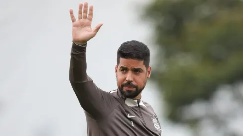 Vitória é exigência pela permanência de António Oliveira no Corinthians.