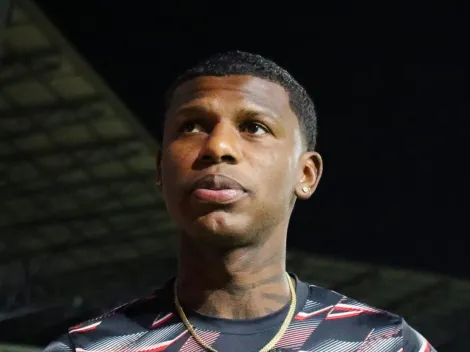 Arboleda completa sete anos no Tricolor e ganha pedido da torcida