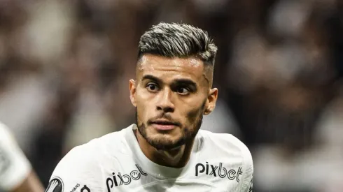 Fausto Vera durante partida contra o Argentinos Juniors. Volante é negociado pelo Timão.