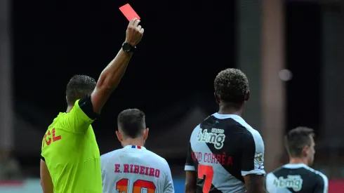 BA – SALVADOR – 26/06/2024 – BRASILEIRO A 2024, BAHIA X VASCO – David, jogador do Vasco recebe cartao vermelho do arbitro Joao Vitor Godi, durante partida contra o Bahia no estadio Arena Fonte Nova pelo campeonato Brasileiro A 2024. `