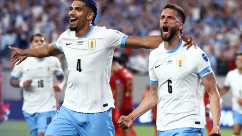 Rodrigo Bentancur e Ronald Araujo comemorando gol do Uruguai pela Copa América junto. (Foto de Tim Nwachukwu/Getty Images)