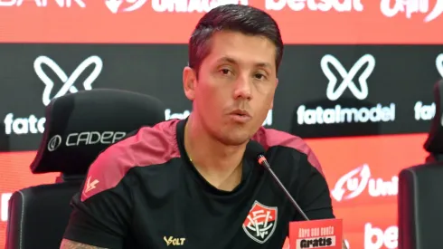 Thiago Carpini, técnico do Vitória durante partida contra o Atlético-MG no estádio Barradão pelo Brasileirã Série A 2024. Foto: Walmir Cirne/AGIF