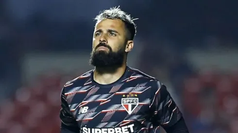 Jandrei, goleiro do São Paulo, durante aquecimento antes da partida contra o Criciúma no estádio Morumbis pelo Brasileirão Série A 2024. Foto: Marco Miatelo/AGIF
