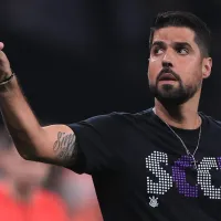 André Hernan confirma que demissão de António Oliveira não vai acontecer no Corinthians: \'Posso garantir\'