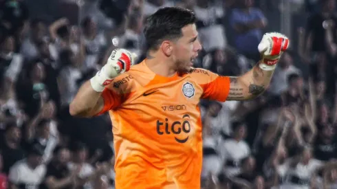 Juan Espínola, do Olimpia, foi indicado pelo departamento do Corinthians e está próximo de fechar