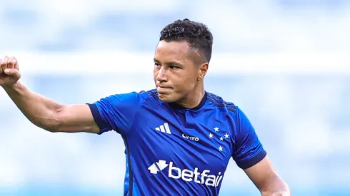 Marlon em ação com a camisa celeste. Foto: Gilson Lobo/AGIF