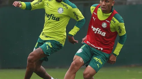 Luiz Adriano (à esquerda) abriu conversas com Santos a pedido de Carille