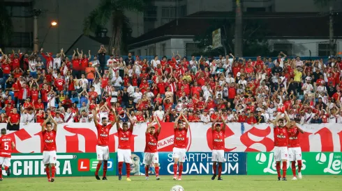 Coritiba e Vila Nova duelam mirando o G-4.