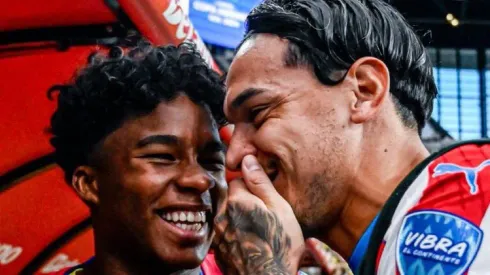 Endrick e Gómez conversam antes de Brasil x Paraguai pela Copa América – Foto: Reprodução/X Copa América