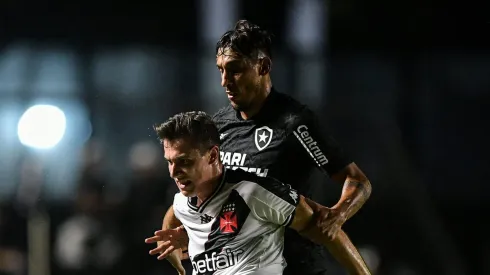 Lucas Piton em dividida contra o Botafogo. Foto: Thiago Ribeiro/AGIF
