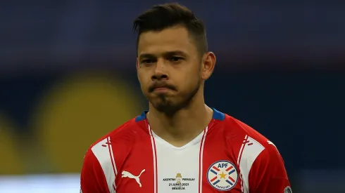 Ángel Romero evstindo a camisa da Seleção Paraguai na Copa América de 2021. Foto: Alexandre Schneider/Getty Images.