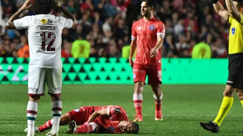Marcelo jogador do Fluminense comete falta e receber cartao vermelho durante partida contra o Argentinos Juniors no estadio Diego Armando Maradona pelo campeonato Libertadores 2023. Foto: Fotobairesarg/AGIF