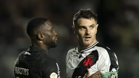 Bastos e Vegetti em partida entre Vasco x Botafogo pelo Campeonato Brasileiro