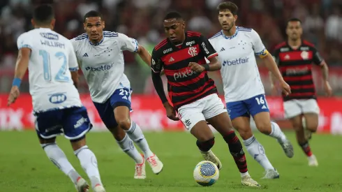 Lorran carrega a bola cercado de jogadores,e m Flamengo x Cruzeiro, no Maracanã. Foto: Wagner Meier/Getty Images)