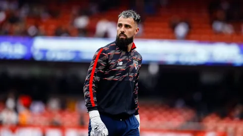 Goleiro durante aquecimento para o jogo com o Bahia