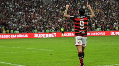 Pedro jogador do Flamengo comemora seu gol durante partida contra o Cruzeiro.