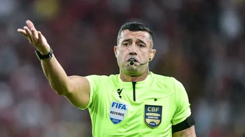 O árbitro Bráulio da Silva Machado durante partida entre Flamengo e Cruzeiro no estádio Maracanã pelo Brasileirão Série A 2024. Foto: Thiago Ribeiro/AGIF
