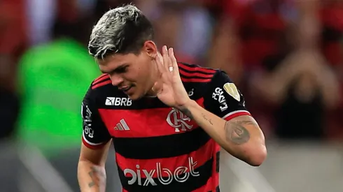 Ayrton Lucas foi o centro das atenções em suposto pênalti para o Flamengo no 2º tempo contra o Cruzeiro