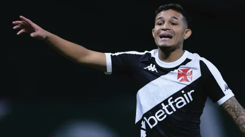 Empresário confirma chance de Adson sair do Vasco.