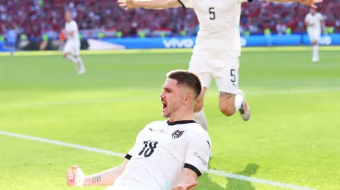 Romano Schmid comemora gol contra a Holanda pela Áustria. (Photo by Alex Livesey/Getty Images)