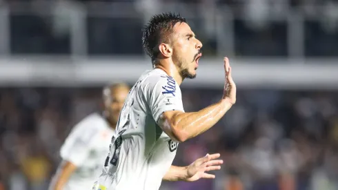 Willian comemorando gol do Santos contra a Chapecoense