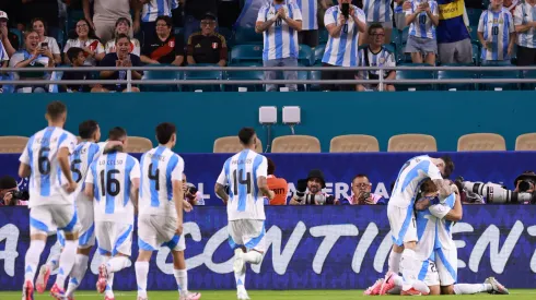 Lautaro Martinez comemorando com os jogadores da Argentina, um gol pela Copa América. (Photo by Carmen Mandato/Getty Images)