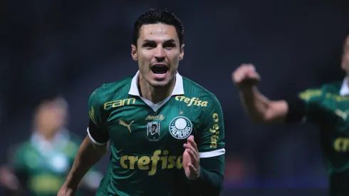 Raphael Veiga jogador do Palmeiras comemora seu gol durante partida contra o Corinthians no estadio Arena Allianz Parque pelo campeonato Brasileiro A 2024. Foto: Ettore Chiereguini/AGIF