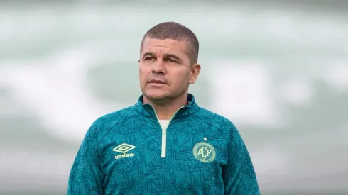 Umberto Louzer, técnico da Chapecoense, durante partida contra o America-MG no estadio Arena Condá pelo Brasileirão Série B 2024. Foto: Liamara Polli/AGIF