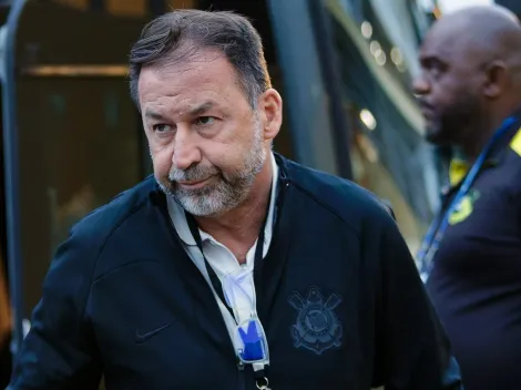 Antônio Oliveira dá ultimato a Augusto Melo no Corinthians