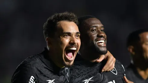 Eduardo e Bastos do Botafogo. Foto: Thiago Ribeiro/AGIF