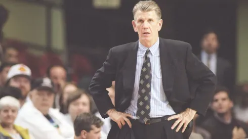 Técnico Paul Westhead viveu polêmicas na NBA e na NCAA nos anos 1980 (Foto: J.D. Cuban /Allsport)