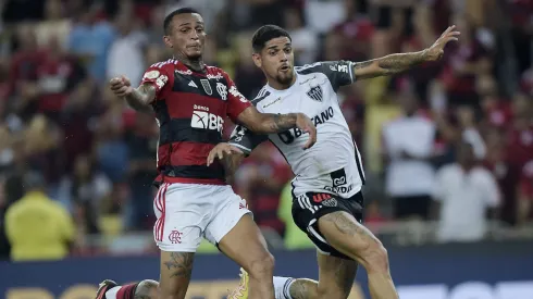 Wesley e Rubens disputam bola, em Flamengo x Atlético-MG, no Maracanã, pelo Brasileiro de 2023. Foto: Alexandre Loureiro/AGIF