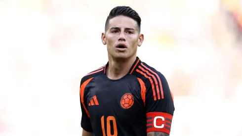 Torcedores reagiram ao desemepnho do meio-campista colombiano. Photo by Tim Nwachukwu/Getty Images