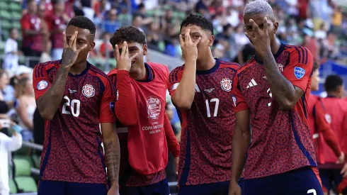 Jogadores da Costa Rica comemorando o gol contra o Paraguai
(Foto: Buda Mendes/Getty Images)