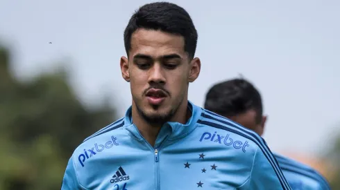 Lucas Oliveira, zagueiro do Cruzeiro, em treino na Toca da Raposa - Foto: Gustavo Aleixo/Cruzeiro