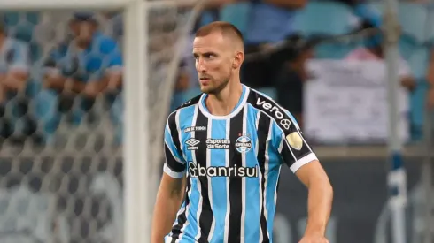 Rodrigo Ely desfalcará o Imortal por terceiro cartão, mas lesão pode complicar