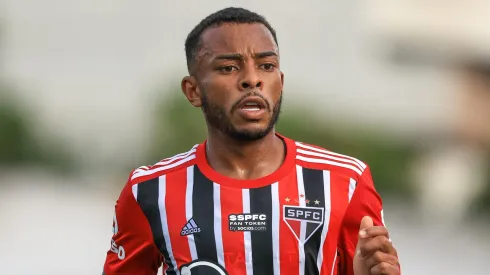 Saída do lateral gera pressão para busca por substituto