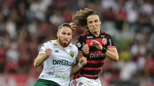 David Luiz e Pitta dividem a bola em partida entre Cuiabá e Flamengo. Foto: Thiago Ribeiro/AGIF