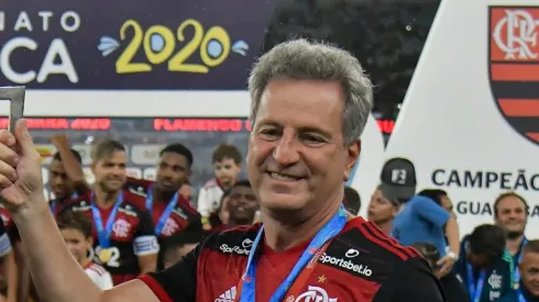 Rodolfo Landim comemora título pelo Mengão. Dirigente define condição para liberar atacante.