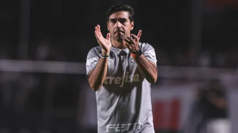 Treinador português durante partida do Palmeiras com o São Paulo
