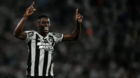 Luiz Henrique comemorando o primeiro gol da vitória do Botafogo contra o Atlético-MG