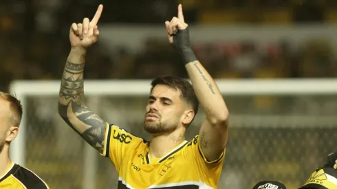 Santos pode contratar Felipe Vizeu.