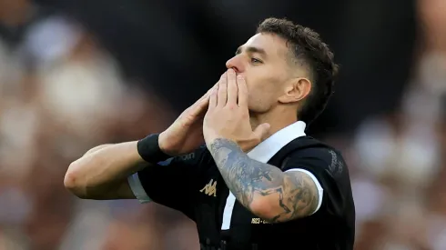 Vegetti comemorando gol marcado no clássico entre Vasco x Fluminense (Foto: Buda Mendes/Getty Images)