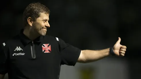 Rafael Paiva vem agradando o elenco do Vasco com seu desempenho sob comando do clube. Foto: Jorge Rodrigues/AGIF