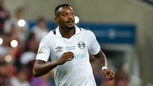 Edenílson, jogador do Grêmio, durante partida contra o Flamengo no estádio Maracanã pelo Brasileirão Série A 2024. Foto: Thiago Ribeiro/AGIF