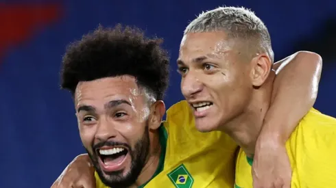 Richarlison comemora com Claudinho gol pela Seleção. Meia vai atuar no Mengão.