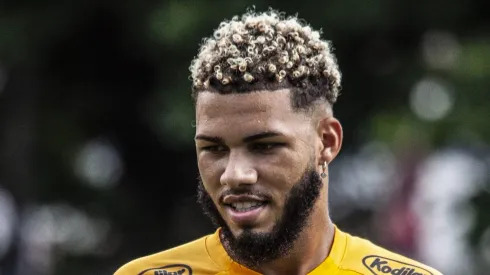 Nathan durante treino no CT Rei Pelé. Lateral volta ao Peixe. Foto: Bruno Santoni / Santos FC.